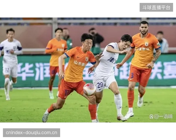 山东泰山前锋克雷桑在进攻端表现活跃，其射门数据在整个联赛中名列前茅。